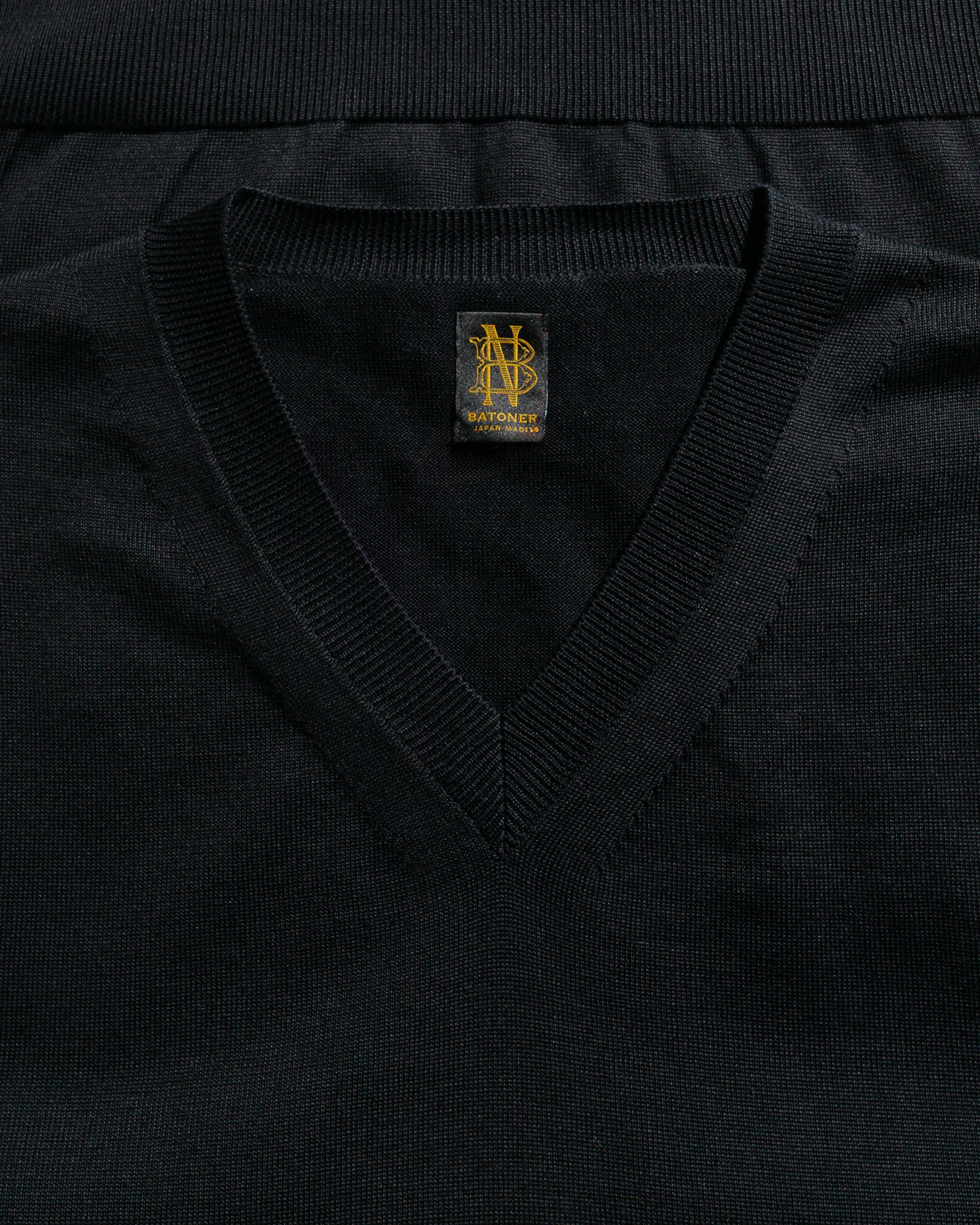 Batoner The Sea Island Cotton V Neck Black - Image 5
