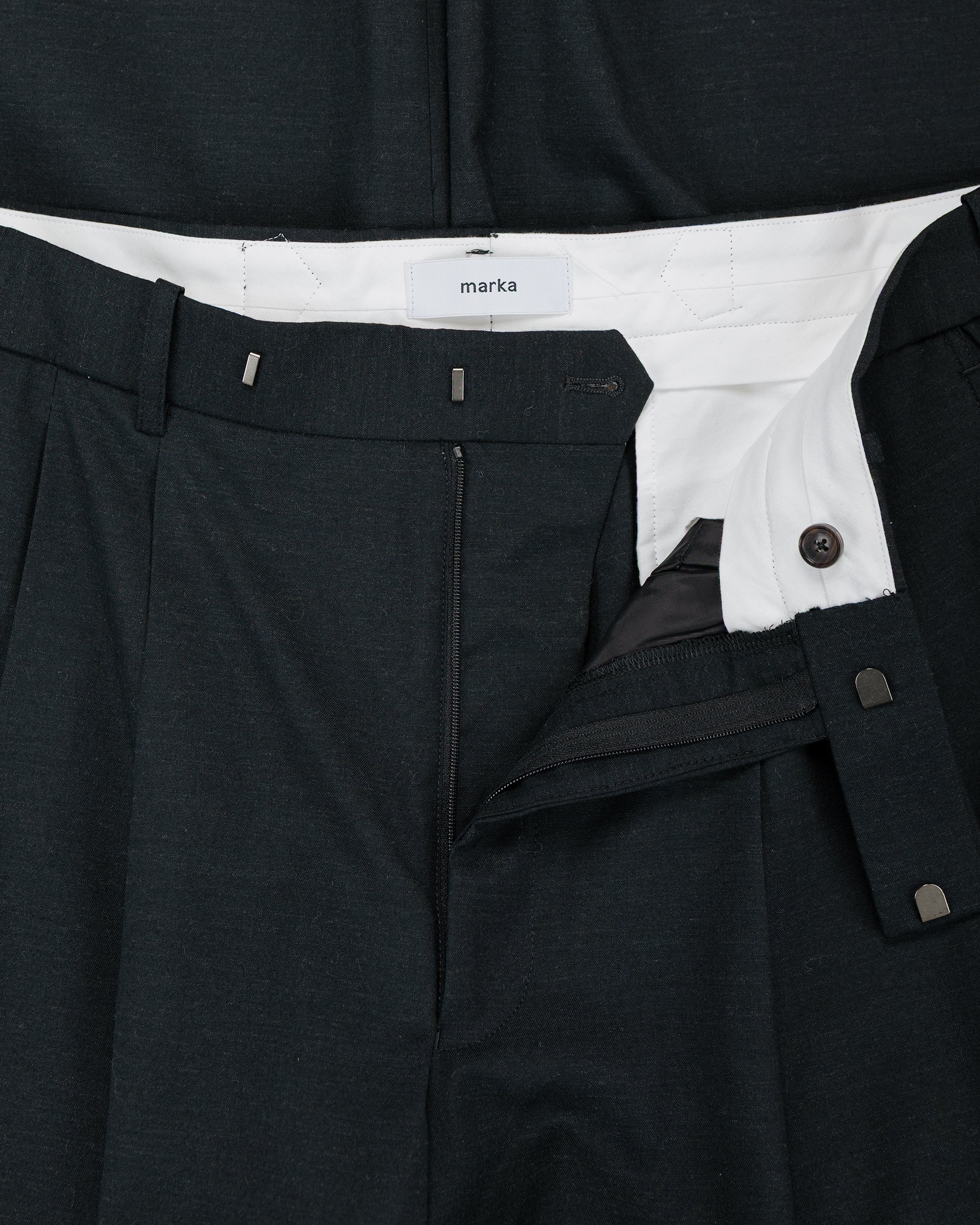 marka Two Tuck Baggy Trousers 2/72 Wool Tropical Washer Chambray Black - Image 5