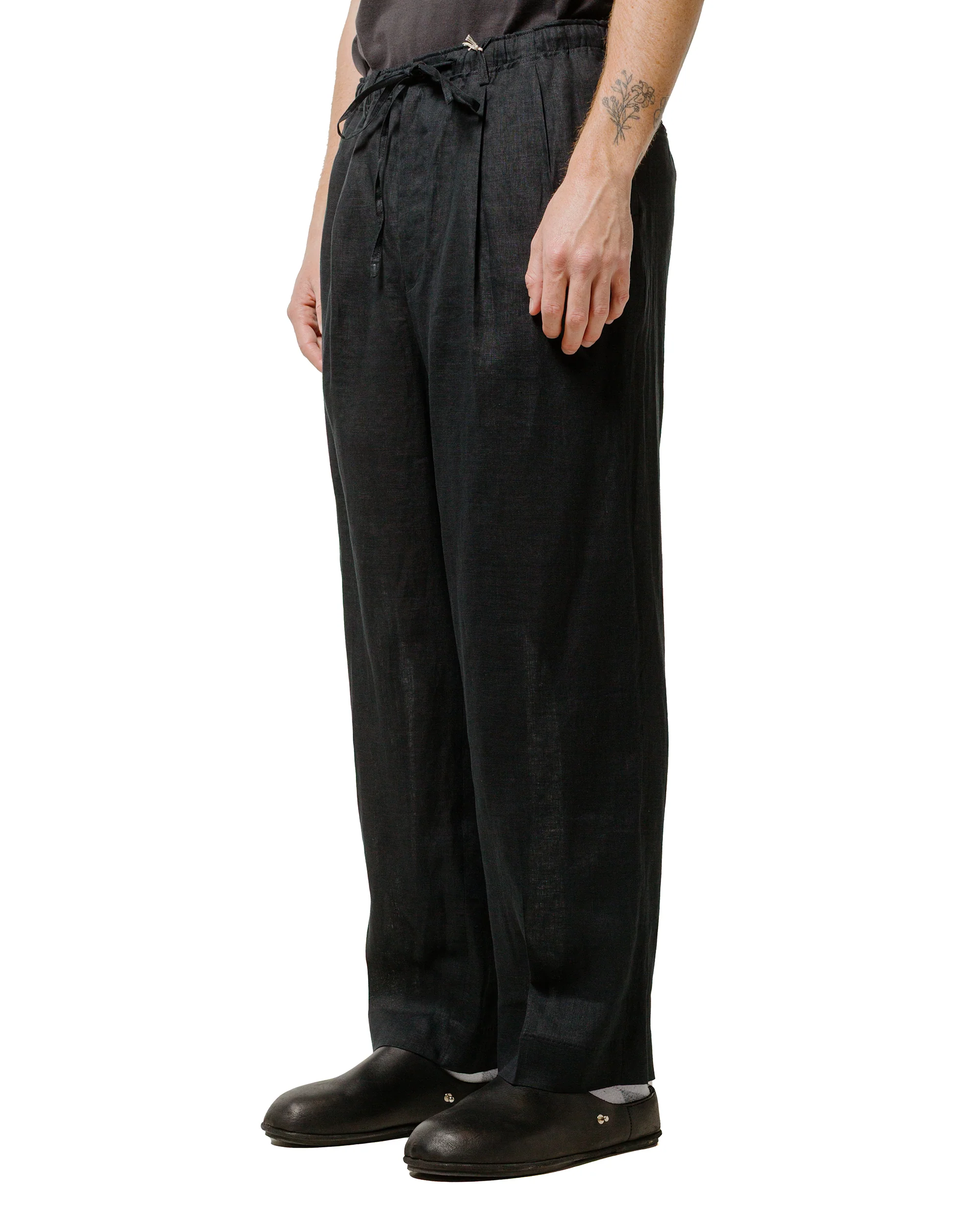 MARKAWARE Classic Fit Two Tuck Easy Trousers Hemp Shirting Black - Image 2