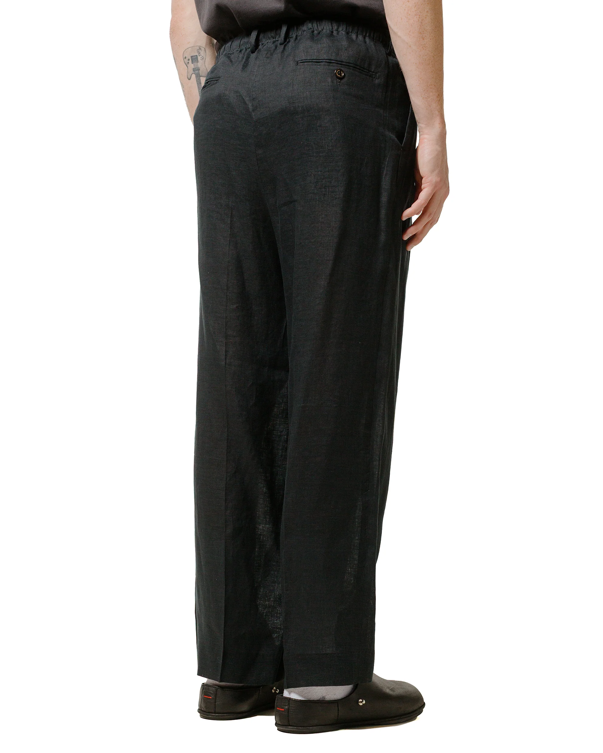 MARKAWARE Classic Fit Two Tuck Easy Trousers Hemp Shirting Black - Image 3