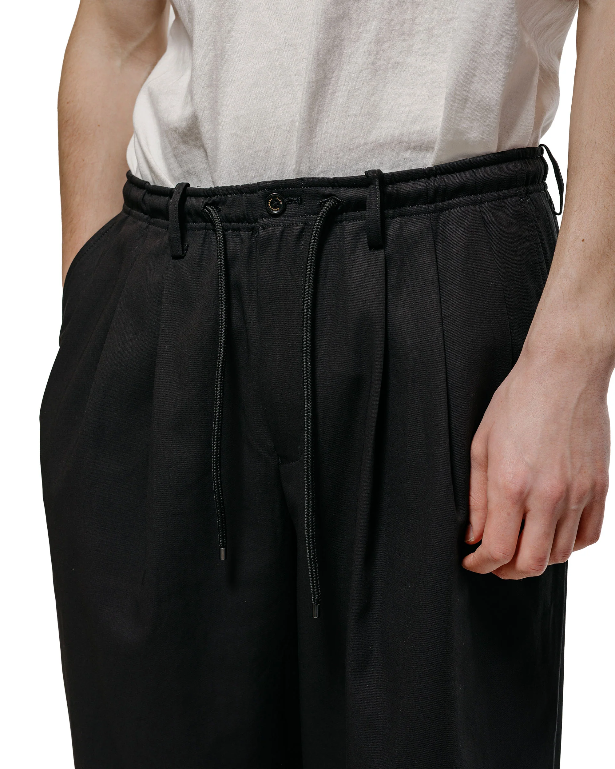MARKAWARE Triple Pleated Easy Trousers Organic Cotton Voile Yarn Twill Black - Image 3