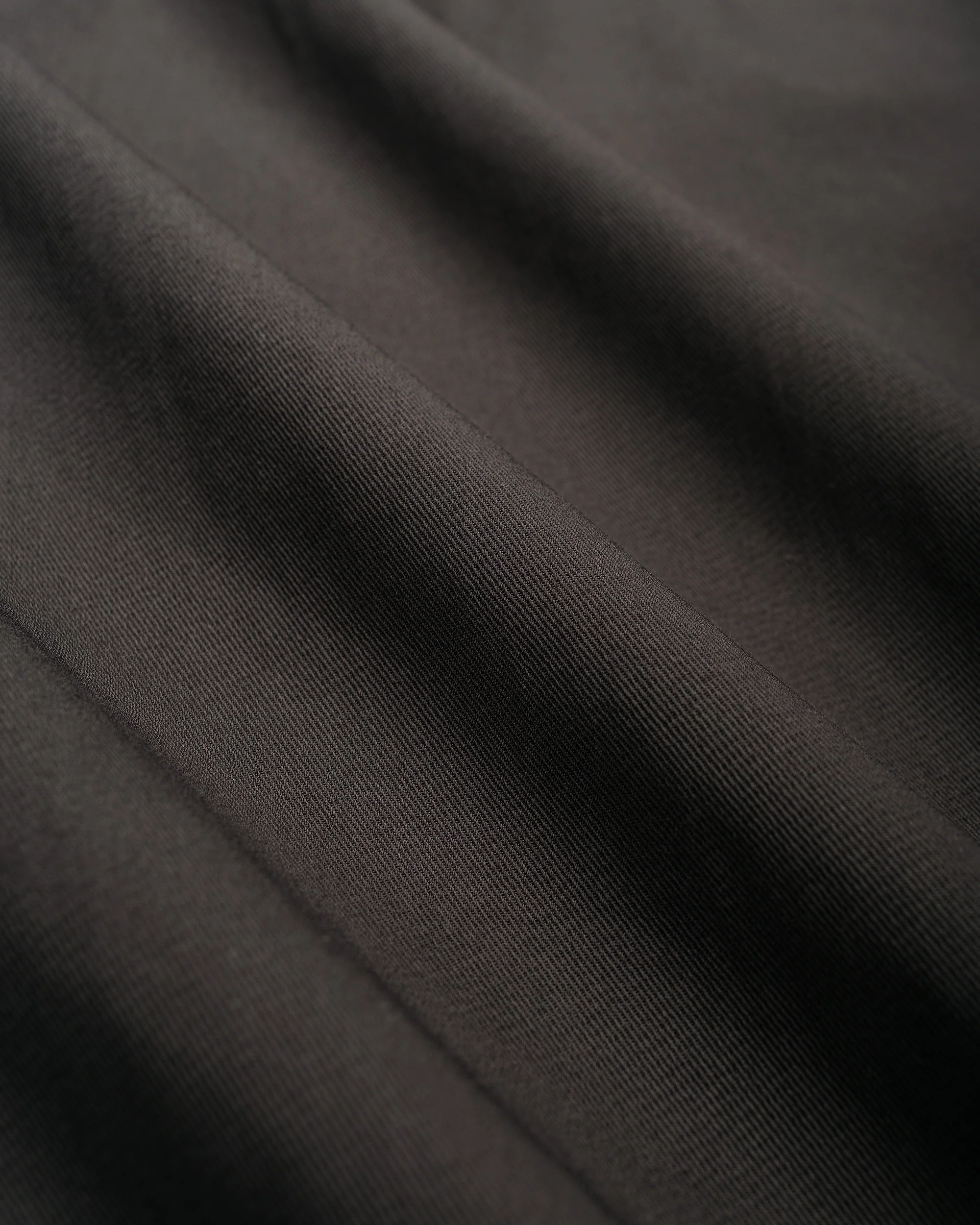 MARKAWARE Triple Pleated Easy Trousers Organic Cotton Voile Yarn Twill Charcoal - Image 6