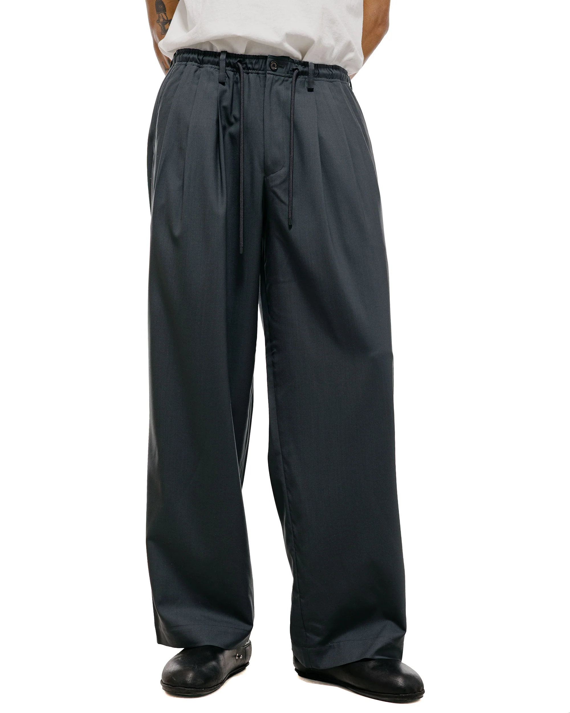 MARKAWARE Triple Pleated Easy Trousers Organic Wool 2/80 Tropical Charcoal - Image 2
