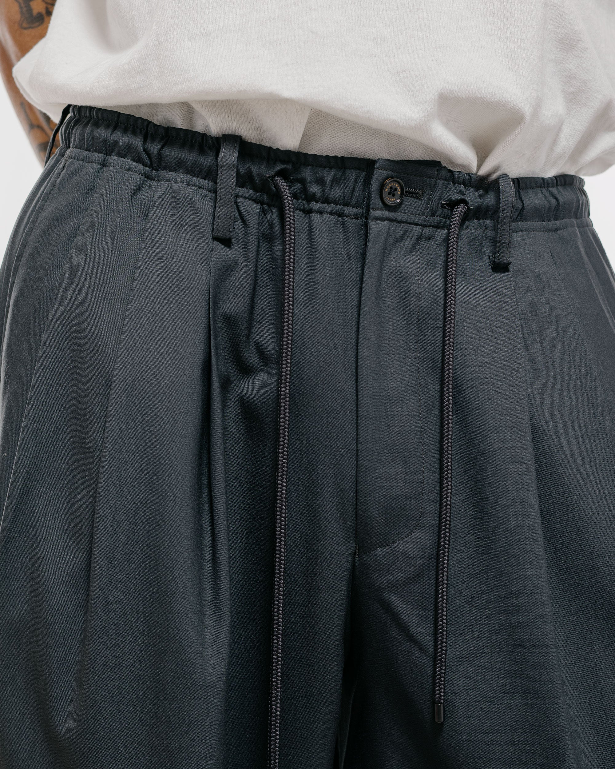 MARKAWARE Triple Pleated Easy Trousers Organic Wool 2/80 Tropical Charcoal - Image 3